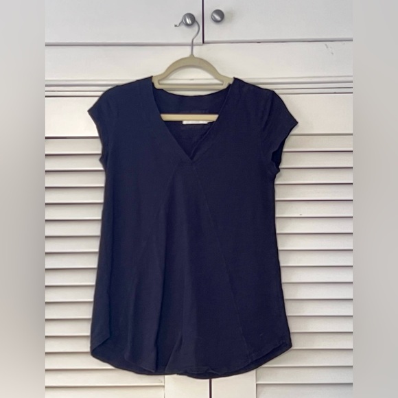 Mododoc Sundance. This tee boasts subtle, directional seaming that flatters. - Picture 2 of 6